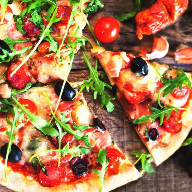 Sıcak pizza dilimleri ile biberli 