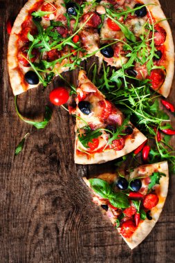 Sıcak pizza dilimleri ile biberli