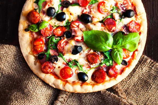 Pizza quente com salsicha Pepperoni — Fotografia de Stock
