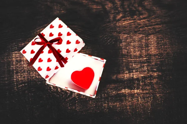 Gigt låda med hjärtan och röda band — Stockfoto