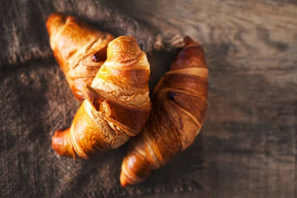 Goldene frische Croissants — Stockfoto