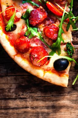 Sıcak pizza dilim Pepperoni ile