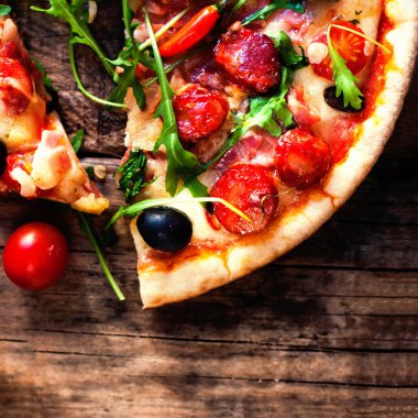 Sıcak pizza dilim Pepperoni ile