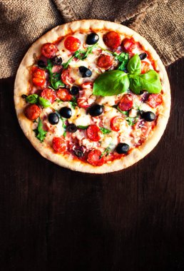 Sucuklu sosisli sıcak pizza