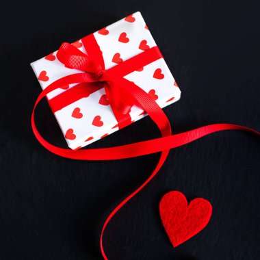 Sevgililer günü hediye kutusu ve kalp