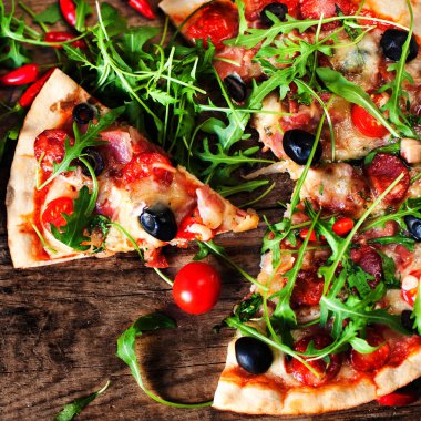 Sıcak pizza dilimleri ile biberli