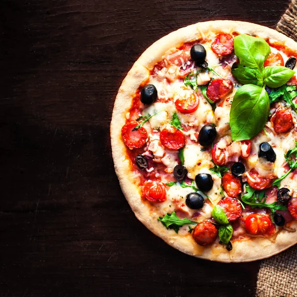 Pizza piccante con salsiccia piccante — Foto Stock