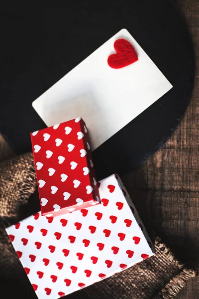 Подарочные коробки с сердцем и картой — стоковое фото