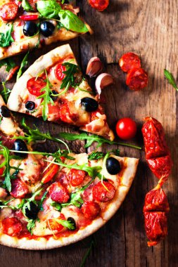 Sıcak pizza dilimleri ile biberli