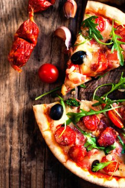 Sıcak pizza dilimleri ile biberli