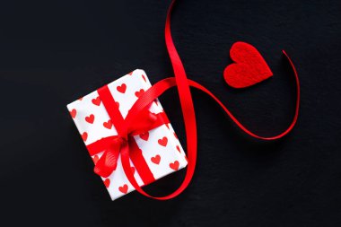 Sevgililer günü hediye kutusu ve kalp