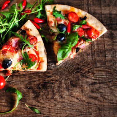 Sıcak pizza dilimleri ile biberli