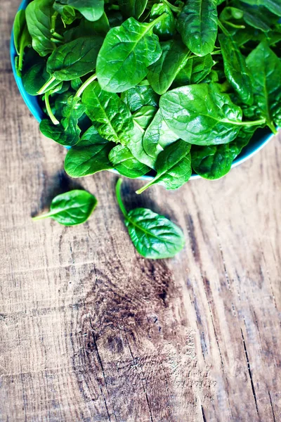 Spinach leaves in bowl — Stock Photo, Image