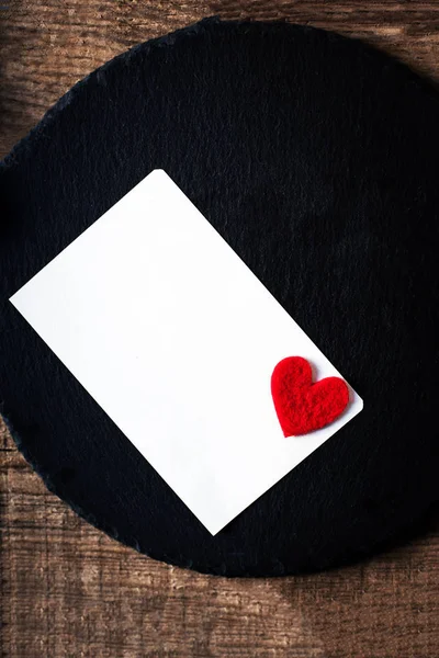 Valentinstag-Karte mit rotem Herzen — Stockfoto