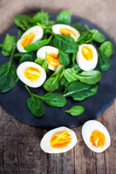 Листя шпинату і варені яйця — стокове фото