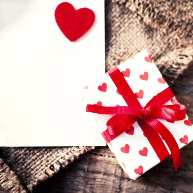 hediye kutusu ve kart