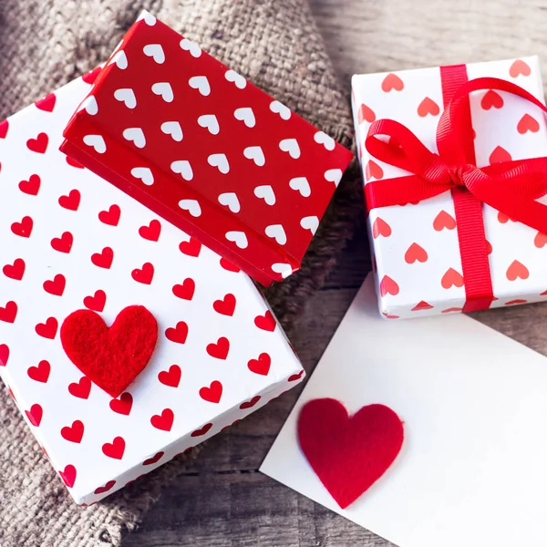 Κουτιά δώρων με καρδιά και κάρτα — Φωτογραφία Αρχείου