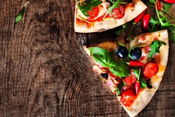 Hete pizza segmenten met pepers — Stockfoto