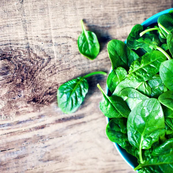 Spinach leaves in bowl — Stock Photo, Image