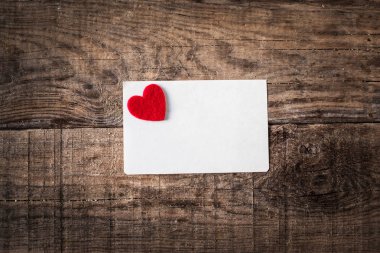 Kırmızı Yürekli Sevgililer Günü kartı. 