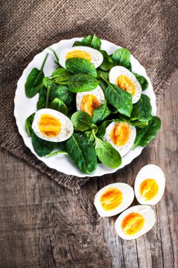 ıspanak yaprakları ve haşlanmış yumurta