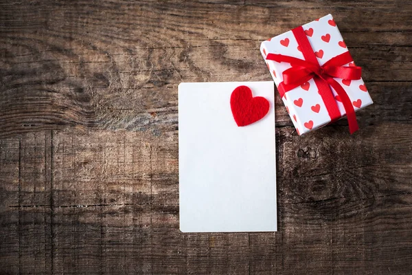 카드와 함께 발렌타인 데이 선물 상자 — 스톡 사진