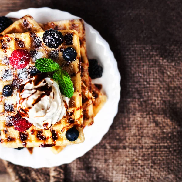 Waffles belgas com folhas de hortelã — Fotografia de Stock