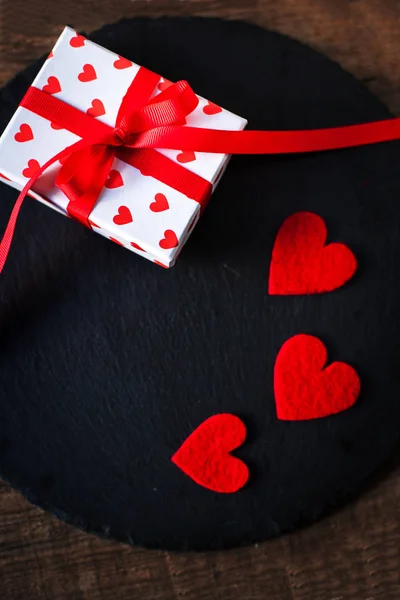 De doos van de gift van de dag van valentijnskaarten en harten — Stockfoto