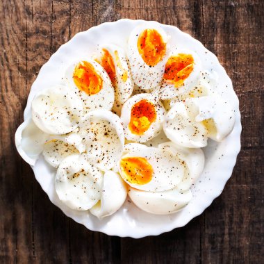 Katı pişmiş yumurta yarım dilimlenmiş 