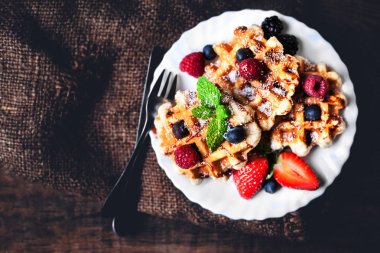 Belçika waffle ile nane yaprakları