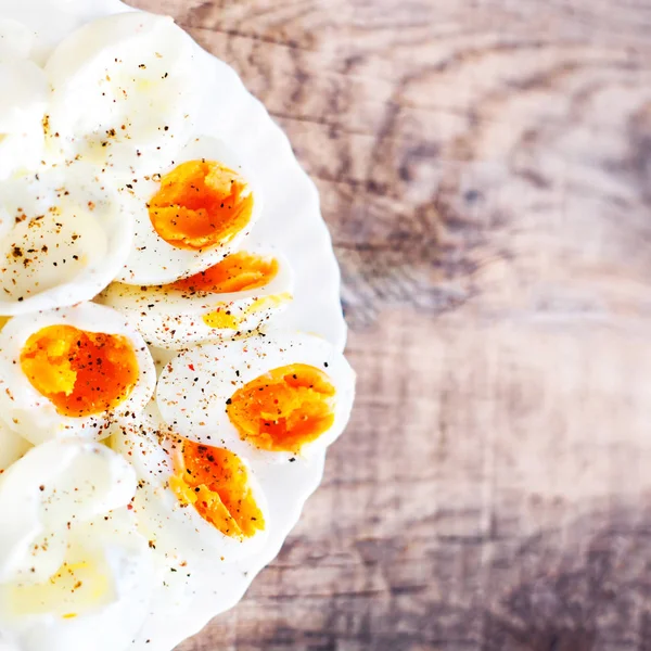 Hard boiled eggs sliced in halves — Stock Photo, Image