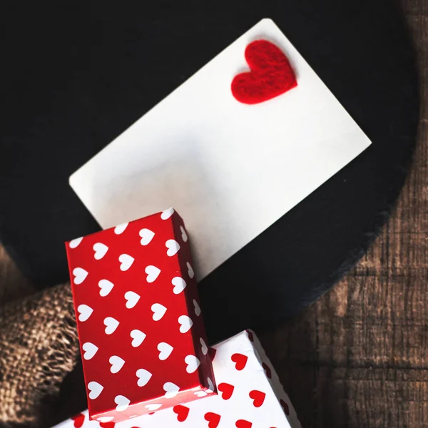 Scatole regalo con cuore e carta — Foto Stock