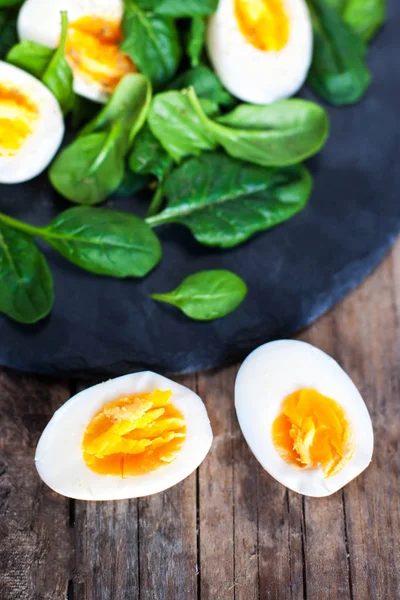 Листя шпинату і варені яйця — стокове фото