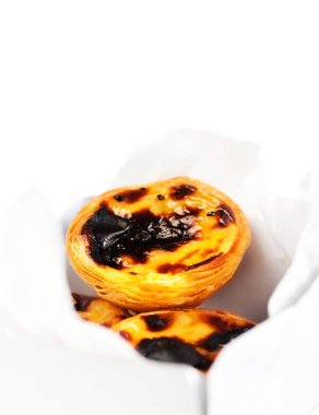 siyah kabuk ile kremsi tatlı kek 