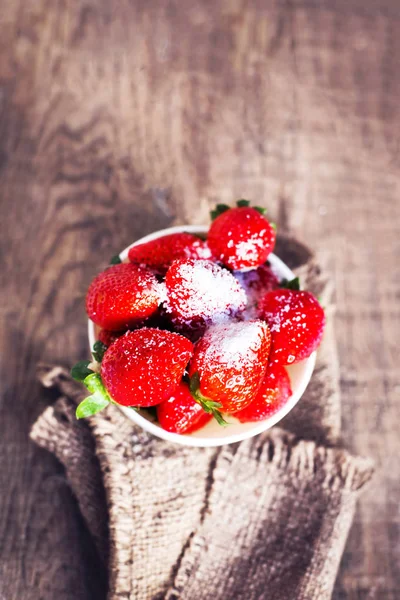 Erdbeeren mit Puderzucker darüber in Schüssel — Stockfoto