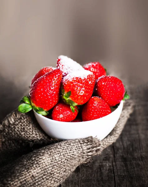 Erdbeeren mit Puderzucker darüber in Schüssel — Stockfoto