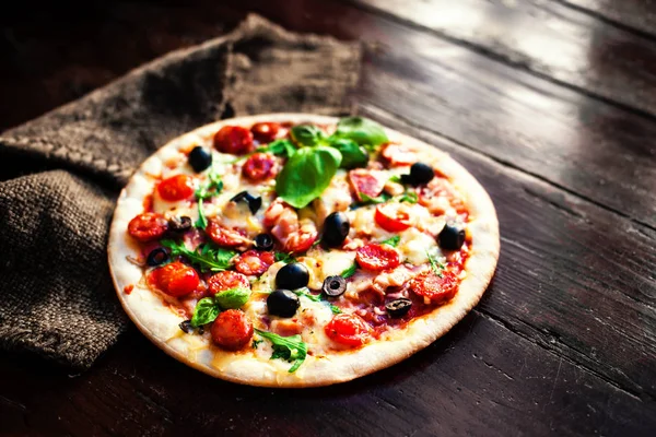 Pizza caliente con salami y queso —  Fotos de Stock