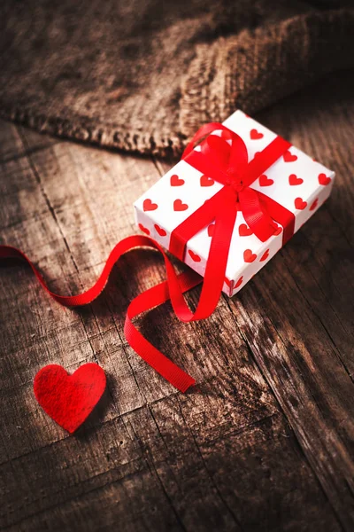 Gift box and and red heart — Stock Photo, Image