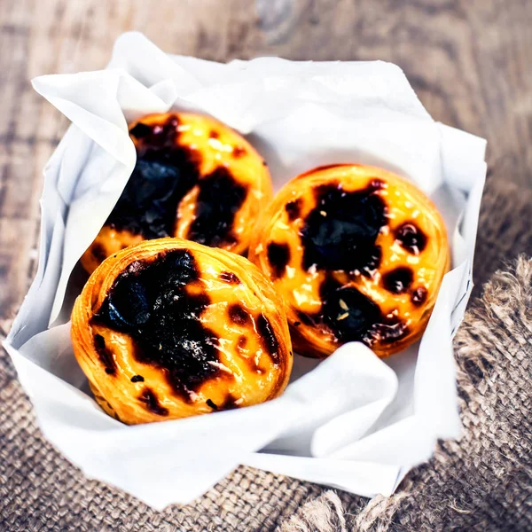 Bolos doces cremosos com crosta preta — Fotografia de Stock