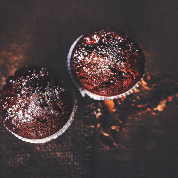 Темные шоколадные кексы с сахарной пудрой
 