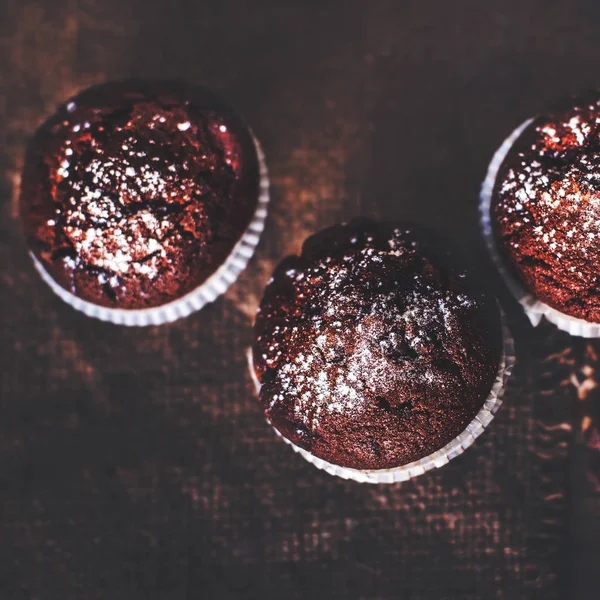 Schokolade dunkle Muffins mit Puderzucker — Stockfoto