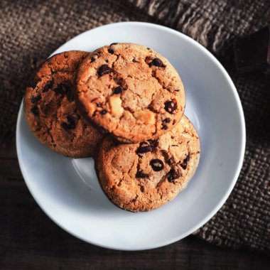 Çikolata parçacıklı kurabiye.