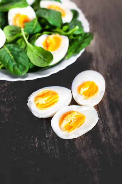 Spinatblätter und gekochte Eier — Stockfoto