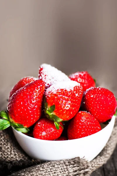 Reife rote Erdbeeren — Stockfoto