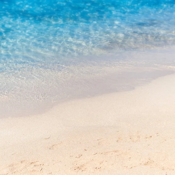 Nær sand med tåkete havhimmel – stockfoto