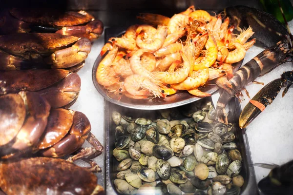 Surtido de mariscos sobre hielo en el mercado de pescado —  Fotos de Stock