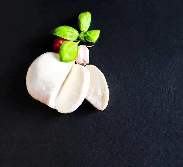 Bílá Mozzarella sýr míč s řezané plátky — Stock fotografie