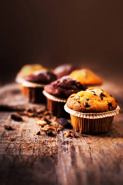 Schokoladenmuffins auf Holztisch — Stockfoto