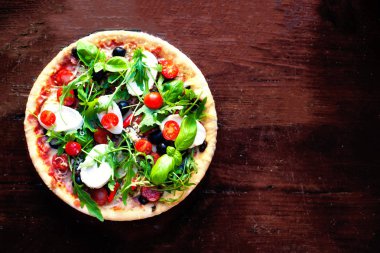 Sıcak pizza salam, sucuk ve peynir ile 