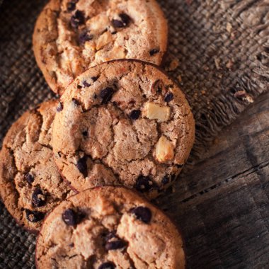 Karanlık peçete üzerinde çikolata kurabiye